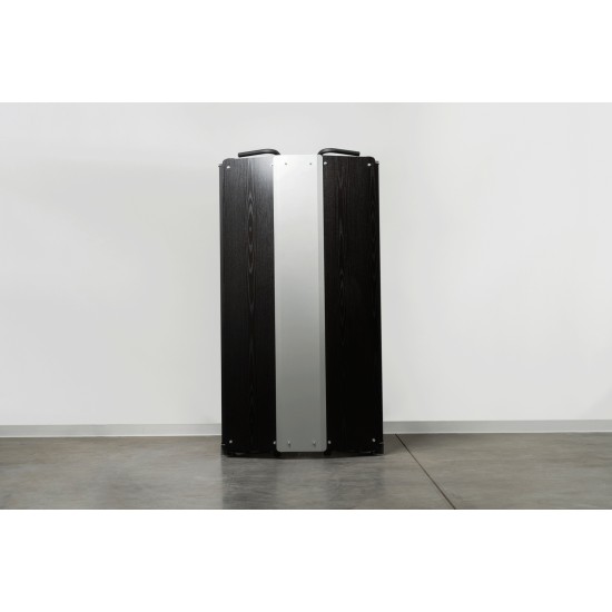 Ruimtebesparend en multifunctioneel krachtstation met dubbele gewichtsstapels en 17 posities voor onbeperkte bewegingen.