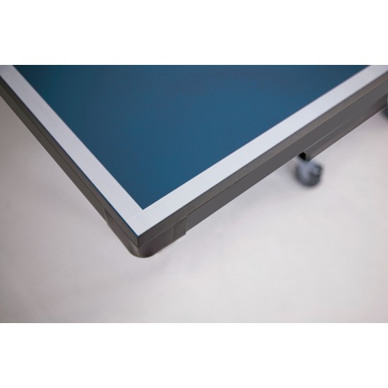 De Garlando Club Indoor is een stevige tafeltennistafel met een blauw speelveld, ideaal voor intensief gebruik. Geschikt voor thuis, bedrijven, en scholen.