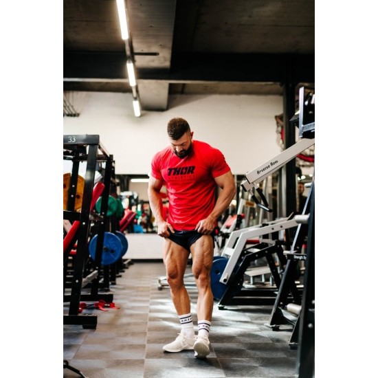 Comfortabel en ademend shirt van Thor Athletics, gemaakt van 95% katoen met perfecte stretch. Beschikbaar in zwart en rood.