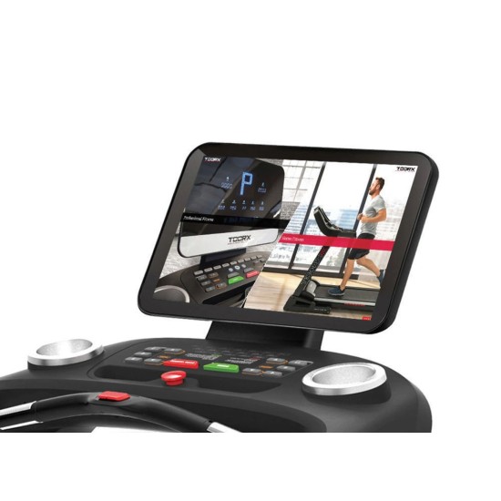 Fluisterstille Toorx TRX-9000 EVO TFT loopband met 21,5" HD touch screen, geschikt voor revalidatie en training met diverse apps.