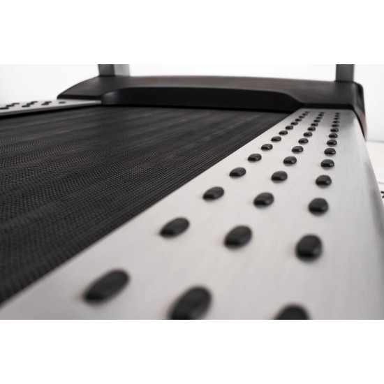 Fluisterstille Toorx TRX-9000 EVO TFT loopband met 21,5" HD touch screen, geschikt voor revalidatie en training met diverse apps.