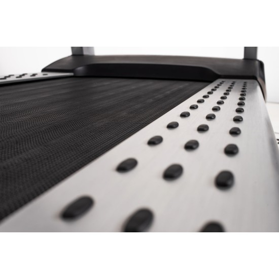 Professionele Toorx TRX-9000 EVO loopband met 6/8 pk motor, snelheden tot 25 km/h en een hellingshoek van 19%. Ideaal voor sportscholen.