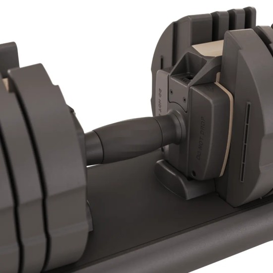 Verstelbare dumbbells van Centr met een bereik van 2.3 tot 22.5 kg en ergonomische handgrepen. Inclusief digitale coaching via Centr app.