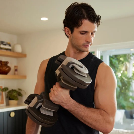 Verstelbare dumbbells van Centr met een bereik van 2.3 tot 22.5 kg en ergonomische handgrepen. Inclusief digitale coaching via Centr app.