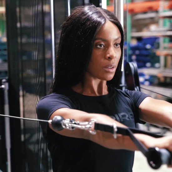 Ontdek de Inspire Fitness CFT Commercial Functional Trainer met pull-up bar, verstelbare katrollen en inclusief accessoires voor een complete workout ervaring.