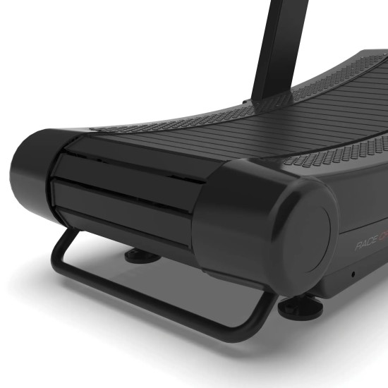 Ervaar krachtige trainingen met de Toorx Race Cross Pro. Een zelf genererende loopband met extra handgrepen voor optimale stabiliteit.