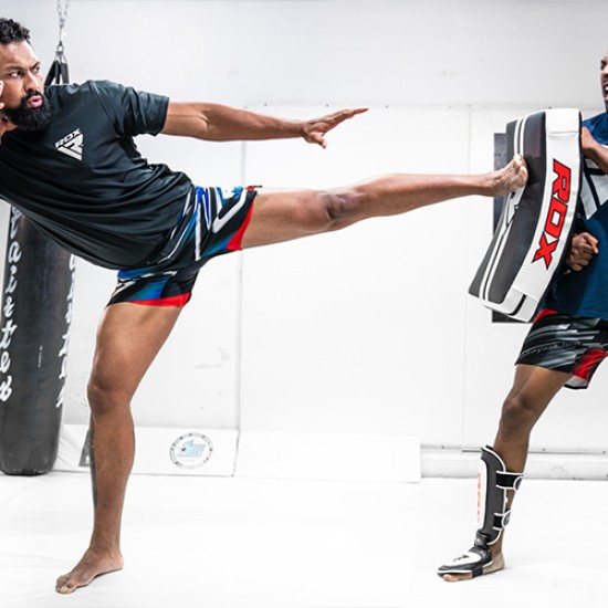 Veilig RDX kick pad stootkussen met gel en schuimrubber vulling voor optimale bescherming en comfort tijdens vechtsport training.