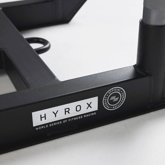 Optimaliseer je training met de Centr x HYROX Power Sled. Duurzaam, aanpasbaar gewicht en ontworpen voor maximale prestaties op HYROX-turf.