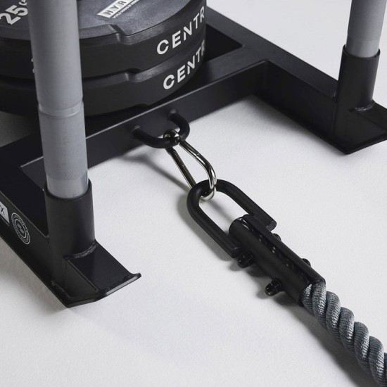Optimaliseer je training met de Centr x HYROX Power Sled. Duurzaam, aanpasbaar gewicht en ontworpen voor maximale prestaties op HYROX-turf.
