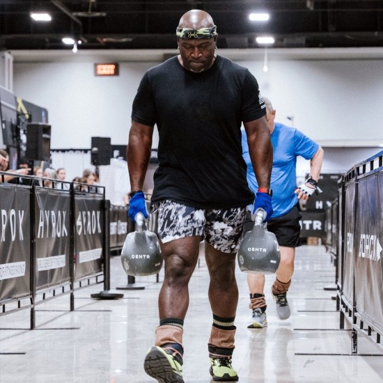 Ontdek de CENTR x HYROX Octo Kettlebell, gemaakt van gietijzer en CPU-urethaan voor maximale functionaliteit en duurzaamheid.