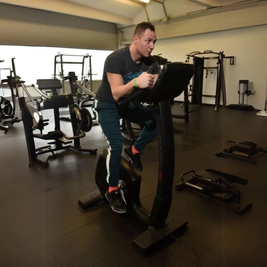 Professionele Toorx BRX 9500 ergometer met 10.1" TFT-touchscreen, 32 weerstanden en ingebouwde apps voor een optimale trainingservaring.