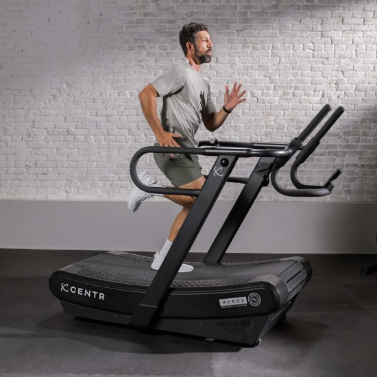 Verbeter je training met de Centr x HYROX Perform Treadmill. Motorloze loopband met schokabsorberend oppervlak en multifunctionele handgreep voor intensieve trainingen.