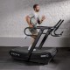 Verbeter je training met de Centr x HYROX Perform Treadmill. Motorloze loopband met schokabsorberend oppervlak en multifunctionele handgreep voor intensieve trainingen.