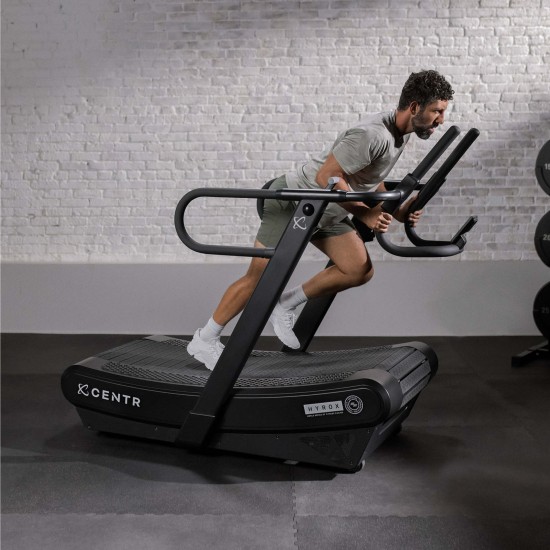 Verbeter je training met de Centr x HYROX Perform Treadmill. Motorloze loopband met schokabsorberend oppervlak en multifunctionele handgreep voor intensieve trainingen.