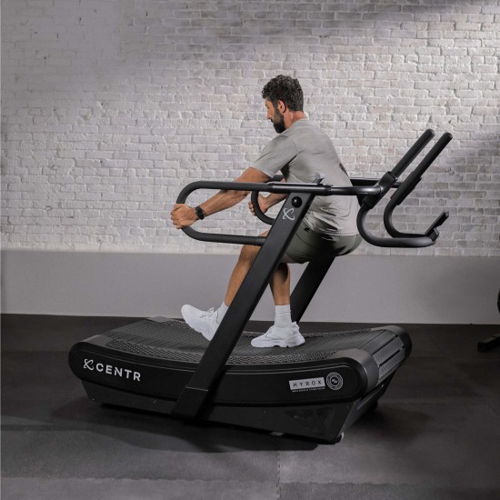 Verbeter je training met de Centr x HYROX Perform Treadmill. Motorloze loopband met schokabsorberend oppervlak en multifunctionele handgreep voor intensieve trainingen.