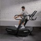 Verbeter je training met de Centr x HYROX Perform Treadmill. Motorloze loopband met schokabsorberend oppervlak en multifunctionele handgreep voor intensieve trainingen.