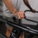Verbeter je training met de Centr x HYROX Perform Treadmill. Motorloze loopband met schokabsorberend oppervlak en multifunctionele handgreep voor intensieve trainingen.