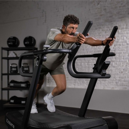 Verbeter je training met de Centr x HYROX Perform Treadmill. Motorloze loopband met schokabsorberend oppervlak en multifunctionele handgreep voor intensieve trainingen.