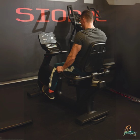 Geavanceerde BRX-R9500 ligfiets met zelfgenererend vermogen, 32 weerstandsniveaus en een ergonomische ontwerp voor comfortabele training.