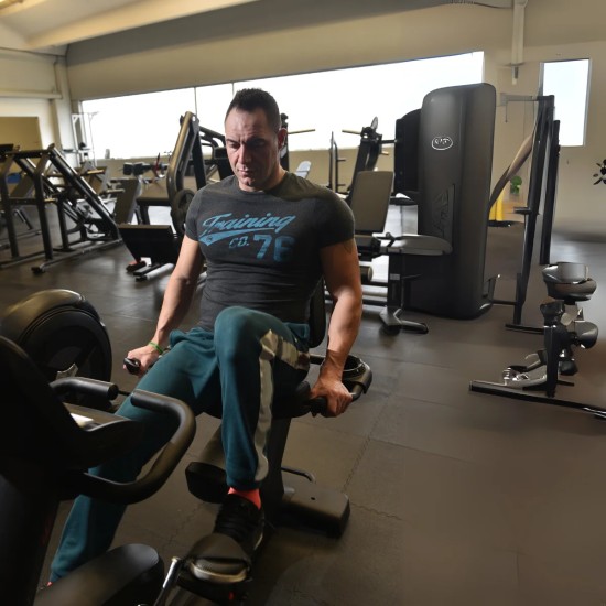 Geavanceerde BRX-R9500 ligfiets met zelfgenererend vermogen, 32 weerstandsniveaus en een ergonomische ontwerp voor comfortabele training.