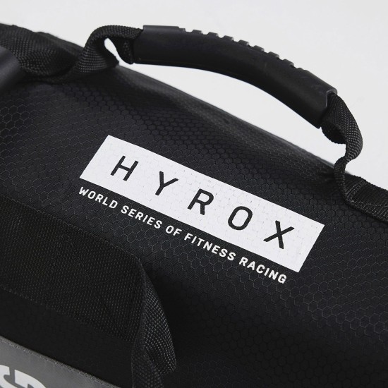 Verbeter je training met de 10 kg Centr x HYROX Sandbag. Duurzaam Cordura® nylon, zeven handgrepen en een dubbel Velcro® sluitsysteem voor intensieve workouts.