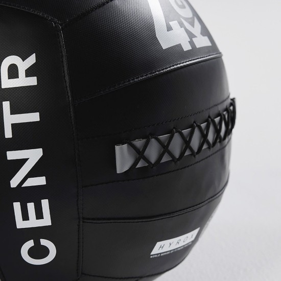 Verbeter je HYROX-prestaties met de Centr x HYROX Wall Ball 4KG, handgemaakt met slipvrij oppervlak en dubbel gestikte PVC voor optimale grip.