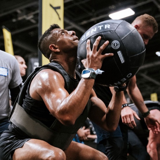 Verbeter je HYROX-prestaties met de Centr x HYROX Wall Ball 9KG, gemaakt van stevig PVC met slipvrije grip voor langdurig gebruik.