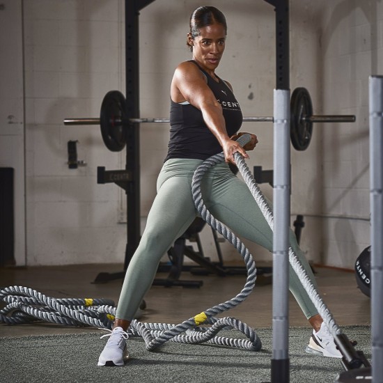 Verbeter je training met de Centr x HYROX Power Rope, een 15 meter lang Dacron touw met slipvrije handgrepen en gele markeringen.