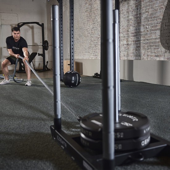 Verbeter je training met de Centr x HYROX Power Rope, een 15 meter lang Dacron touw met slipvrije handgrepen en gele markeringen.