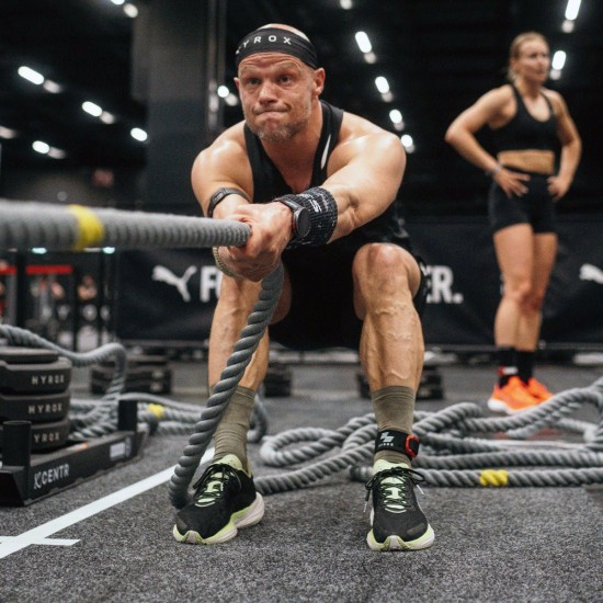 Verbeter je training met de Centr x HYROX Power Rope, een 15 meter lang Dacron touw met slipvrije handgrepen en gele markeringen.