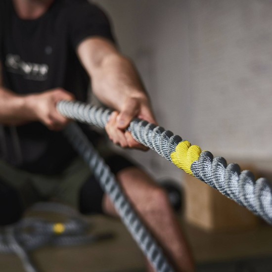 Verbeter je training met de Centr x HYROX Power Rope, een 15 meter lang Dacron touw met slipvrije handgrepen en gele markeringen.