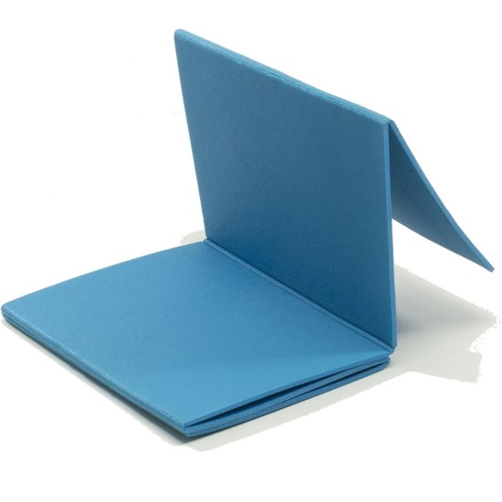 Comfortabele Toorx yogamat met een dikte van 0,8 cm. Lichtblauw, opvouwbaar en ideaal voor diverse oefeningen.