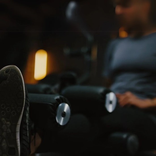 Inspire Multi-Gym M2 biedt functionele training op minimale oppervlakte met verstelbare zitting en rugleuning. Geschikt voor verschillende oefeningen.