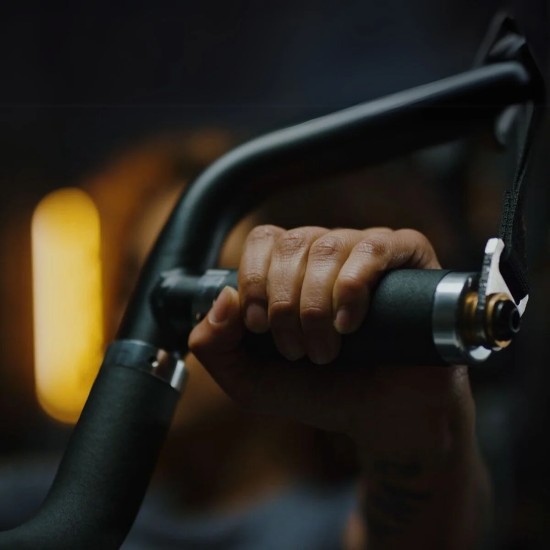 Inspire Multi-Gym M2 biedt functionele training op minimale oppervlakte met verstelbare zitting en rugleuning. Geschikt voor verschillende oefeningen.