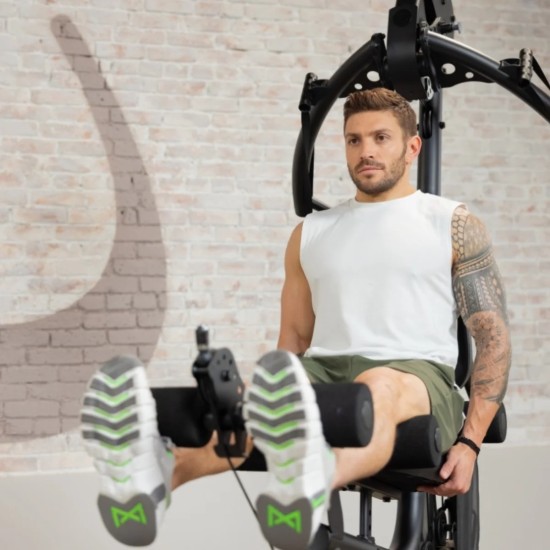 Complete thuisgym met lichaamsgewicht weerstand en 15 niveaus. Inclusief accessoires en gratis Centr lidmaatschap voor coaching.