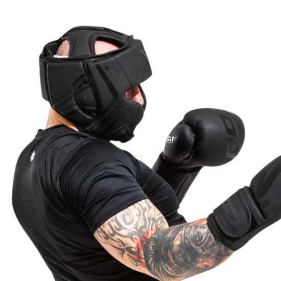 Met de hand vervaardigde hoofdbeschermer van RDX Sports biedt optimale schokabsorptie en comfort met DenZo-Tron orenbeschermers en antibacterieel fluweel.